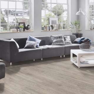 LAMINAT  8mm/Kl.32 SUPER NATURAL CLASSIC V FUGA 5542x HRAST SIVI p=2,2204 m2 RASPOLOŽIVO 11,103m2 