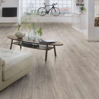 LAMINAT  8mm/Kl.32 SUPER NATURAL CLASSIC V FUGA 5542x HRAST SIVI p=2,2204 m2 RASPOLOŽIVO 11,103m2 
