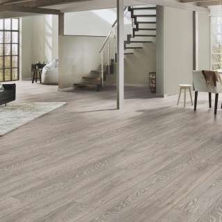 LAMINAT  8mm/Kl.32 SUPER NATURAL CLASSIC V FUGA 5542x HRAST SIVI p=2,2204 m2 RASPOLOŽIVO 11,103m2 