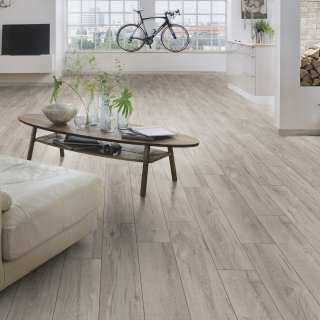 LAMINAT  8mm/Kl.32 SUPER NATURAL CLASSIC PURE+ K418 HRAST LONGBOW p=2,260 m2 