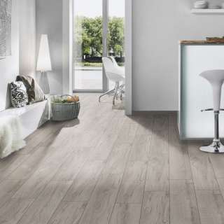 LAMINAT  8mm/Kl.32 SUPER NATURAL CLASSIC PURE+ K418 HRAST LONGBOW p=2,260 m2 