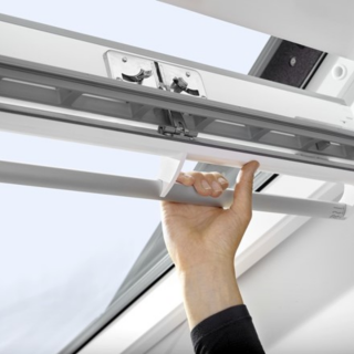 VELUX PREMIUM KROVNI PROZOR, BIJELA BOJA, GORNJA RUČKA, STAKLO 68 