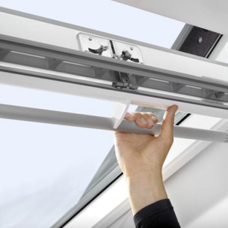 VELUX PREMIUM KROVNI PROZOR, BIJELA BOJA, GORNJA RUČKA, STAKLO 70 