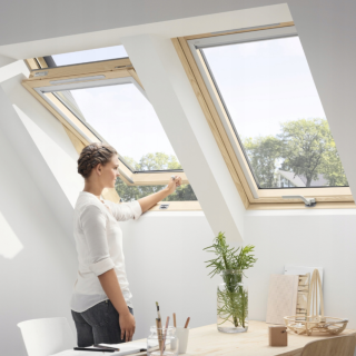 VELUX STANDARD PLUS KROVNI PROZOR, BEZBOJNI LAK, DONJA RUČKA, STAKLO 61 