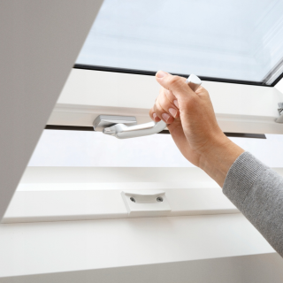 VELUX STANDARD PLUS KROVNI PROZOR, BIJELI POLIURETAN, DONJA RUČKA, STAKLO 61 