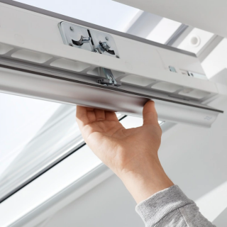 VELUX STANDARD PLUS KROVNI PROZOR, BIJELI POLIURETAN, GORNJA RUČKA, STAKLO 61 