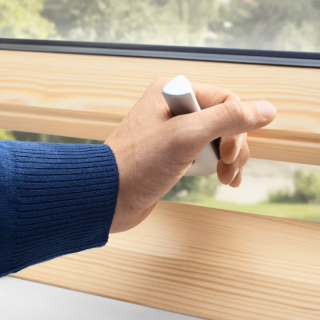 VELUX PREMIUM KROVNI PROZOR, BEZBOJNI LAK,DVOSTRUKI OVJES, DONJA RUČKA, STAKLO 70 