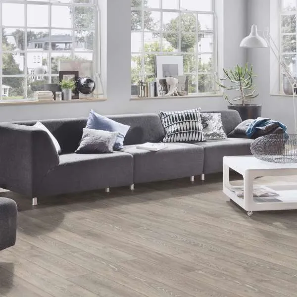 LAMINAT  8mm/Kl.32 SUPER NATURAL CLASSIC V FUGA 5542x HRAST SIVI p=2,2204 m2 RASPOLOŽIVO 11,103m2 