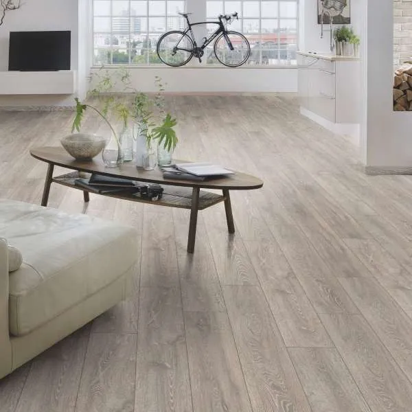 LAMINAT  8mm/Kl.32 SUPER NATURAL CLASSIC V FUGA 5542x HRAST SIVI p=2,2204 m2 RASPOLOŽIVO 11,103m2 