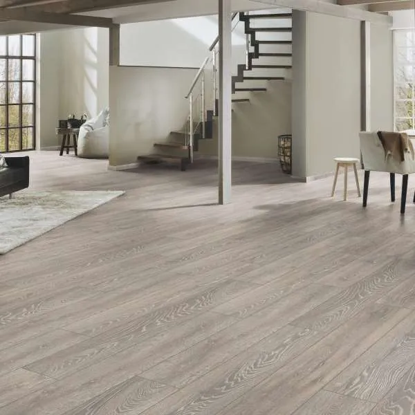 LAMINAT  8mm/Kl.32 SUPER NATURAL CLASSIC V FUGA 5542x HRAST SIVI p=2,2204 m2 RASPOLOŽIVO 11,103m2 