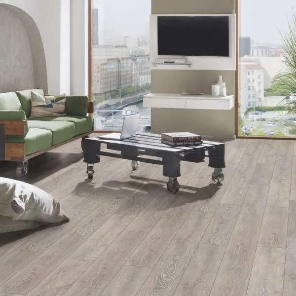 LAMINAT  8mm/Kl.32 SUPER NATURAL CLASSIC V FUGA 5542x HRAST SIVI p=2,2204 m2 RASPOLOŽIVO 11,103m2 