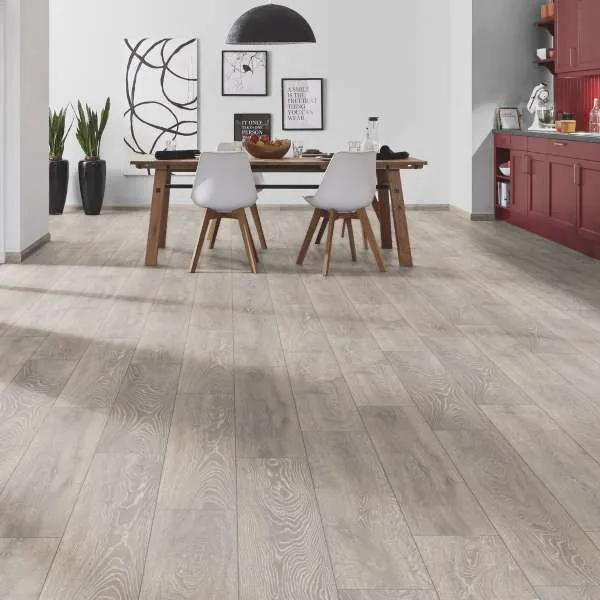 LAMINAT  8mm/Kl.32 SUPER NATURAL CLASSIC V FUGA 5542x HRAST SIVI p=2,2204 m2 RASPOLOŽIVO 11,103m2 