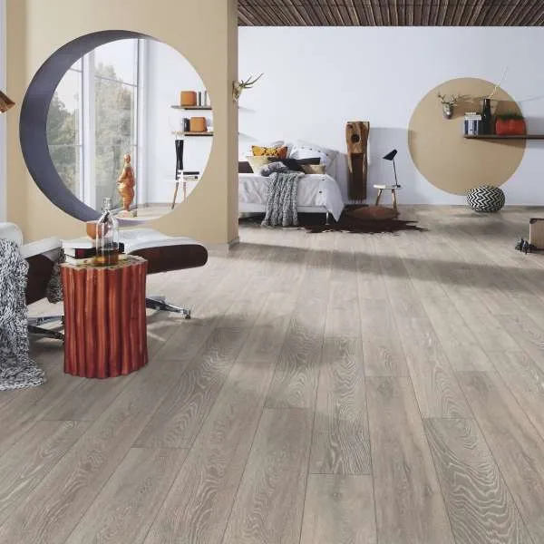 LAMINAT  8mm/Kl.32 SUPER NATURAL CLASSIC V FUGA 5542x HRAST SIVI p=2,2204 m2 RASPOLOŽIVO 11,103m2 
