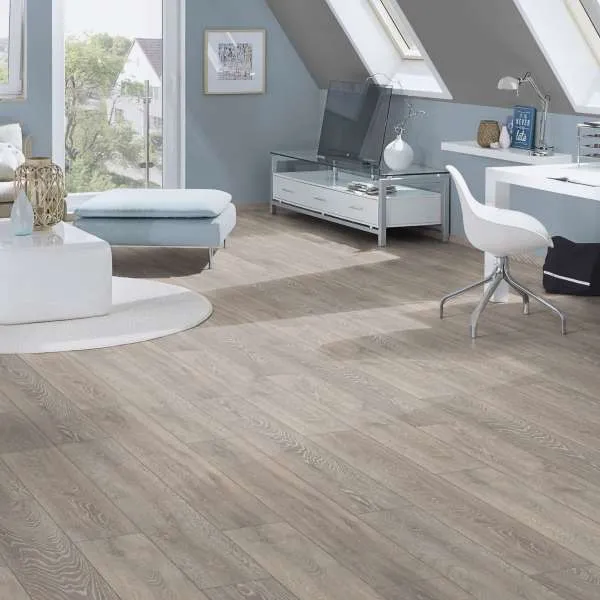 LAMINAT  8mm/Kl.32 SUPER NATURAL CLASSIC V FUGA 5542x HRAST SIVI p=2,2204 m2 RASPOLOŽIVO 11,103m2 