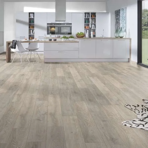 LAMINAT  8mm/Kl.32 SUPER NATURAL CLASSIC V FUGA 5543x HRAST COLORADO, RASPOLOŽIVO 17,54m2 