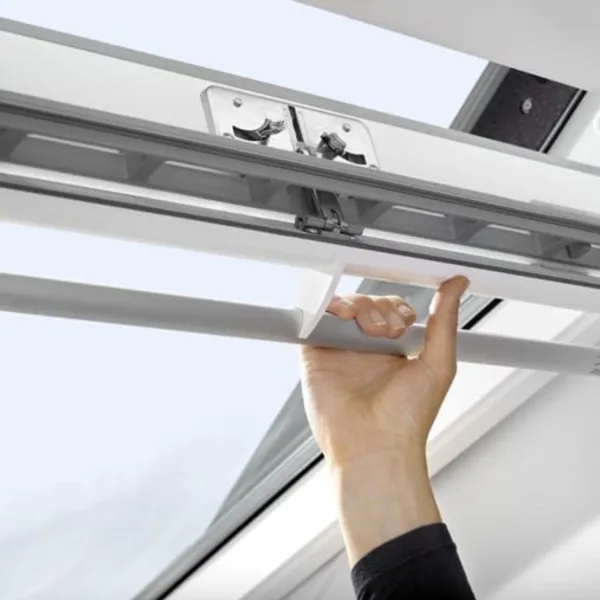 VELUX PREMIUM KROVNI PROZOR, BIJELA BOJA, GORNJA RUČKA, STAKLO 70 