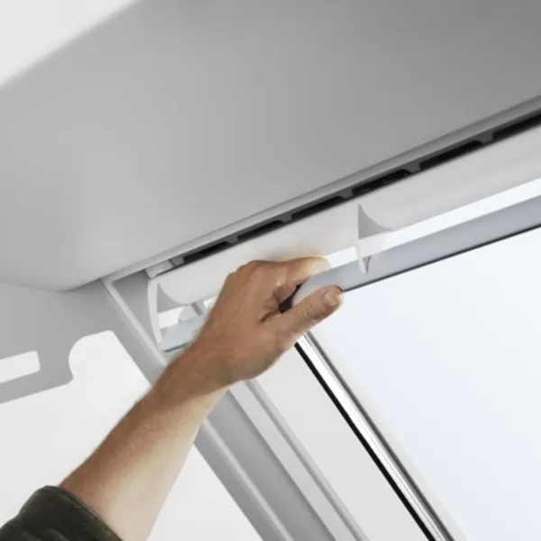 VELUX PREMIUM KROVNI PROZOR, BIJELI POLIURETAN, GORNJA RUČKA, STAKLO 68 