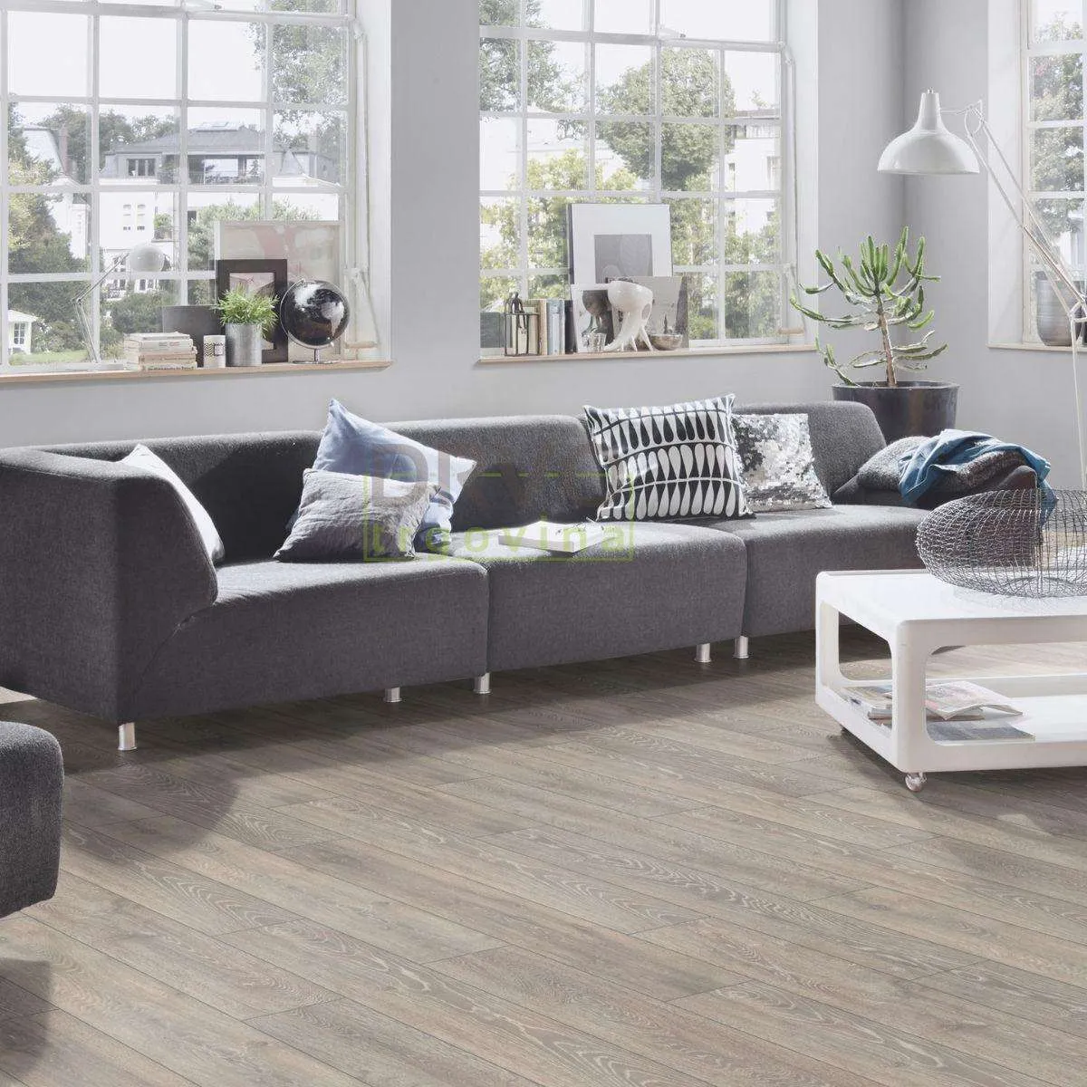 LAMINAT  8mm/Kl.32 SUPER NATURAL CLASSIC V FUGA 5542x HRAST SIVI p=2,2204 m2 RASPOLOŽIVO 11,103m2 