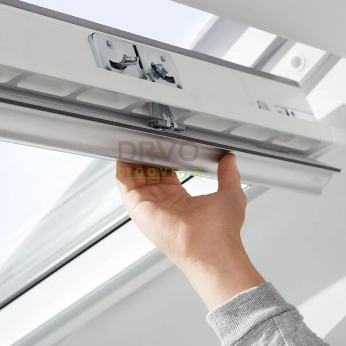 VELUX STANDARD PLUS KROVNI PROZOR, BIJELI POLIURETAN, GORNJA RUČKA, STAKLO 61 