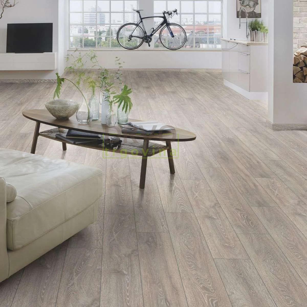LAMINAT  8mm/Kl.32 SUPER NATURAL CLASSIC V FUGA 5542x HRAST SIVI p=2,2204 m2 RASPOLOŽIVO 11,103m2 