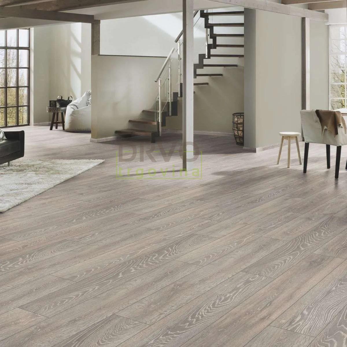 LAMINAT  8mm/Kl.32 SUPER NATURAL CLASSIC V FUGA 5542x HRAST SIVI p=2,2204 m2 RASPOLOŽIVO 11,103m2 