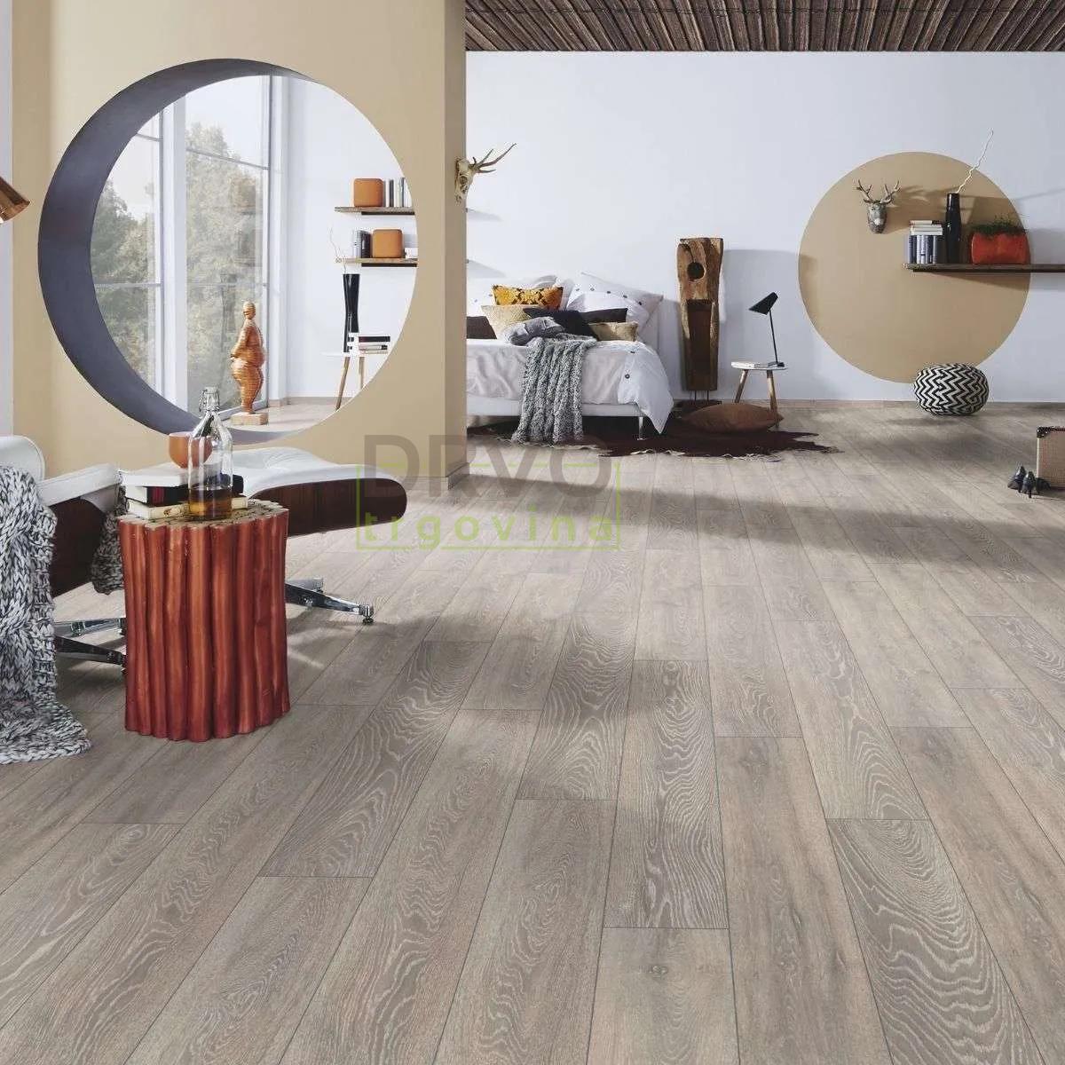 LAMINAT  8mm/Kl.32 SUPER NATURAL CLASSIC V FUGA 5542x HRAST SIVI p=2,2204 m2 RASPOLOŽIVO 11,103m2 